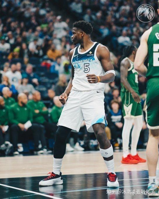 关于险胜引发热议！，Doinb在雄鹿比赛中爆冷赛场气氛高涨的信息